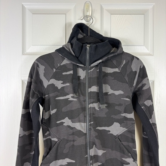 Athleta Triumph printed camo hoodie jacket sz xs petite - Picture 9 of 15
